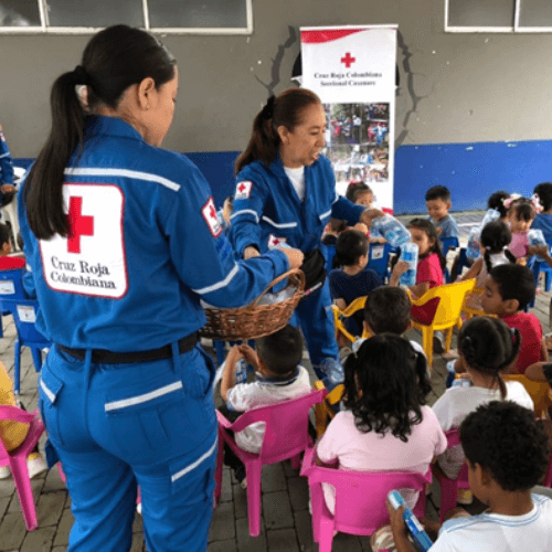 Personal de la Cruz Roja Colombiana Seccional Casanare entregando Kits de Higiene Oral en Támara