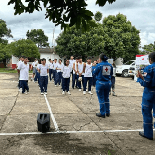 Personal de la Cruz Roja Colombiana Seccional Casanare entregando Kits de Higiene Oral en Támara en la cancha de la institución educativa